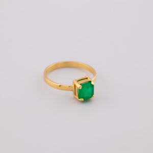 AOE29 - ANILLO DE ESMERALDA EN ORO DE 18K - G 1.697 - CT 0.86