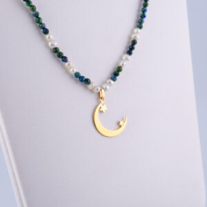 GO893 - GARGANTILLA DE LAPISLÁZULI CON PERLAS DE 2.5MM CON DIJE LUNA Y BOLITAS EN ORO DE 18K - G 1.200